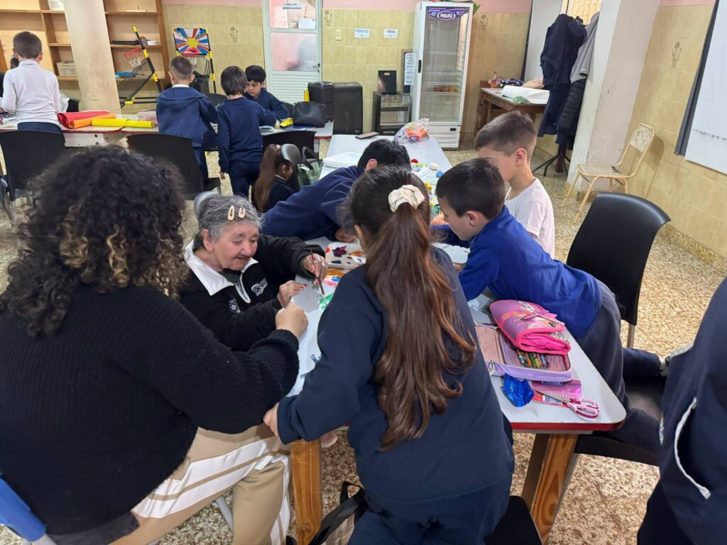 Nuestros abuelos de la Residencia San Agustín disfrutaron de una hermosa jornada en el Colegio Santa Cruz
